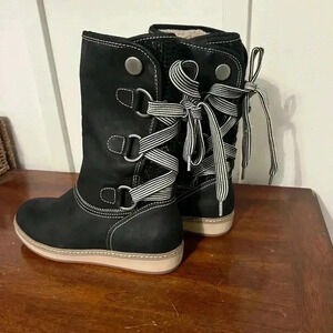 Never been worn White Mountain Tivia tie up boots size 7